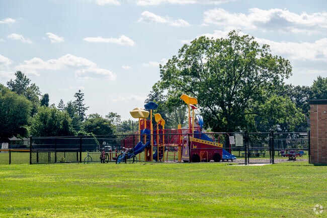 Kramer Lane Elementary School has 389 students in K-5 with a student-teacher ratio of 14:1.