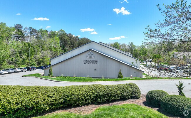 The student population of Hickory Christian Academy is 471.