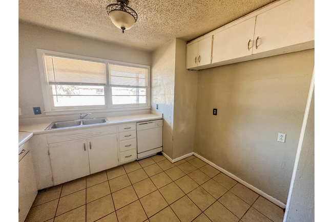 2805 53rd St, Lubbock, TX 79413 - photo 3