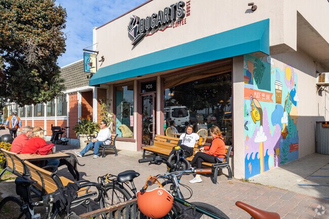 Seal Beach has some great outdoor dinning spots.