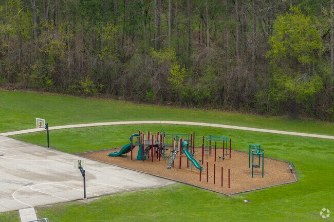 State Road Elementary School has a playground and sport courts on campus.
