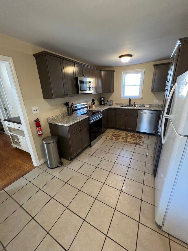 329 Turner St unit Upstairs, Auburn, ME 04210 - photo 4