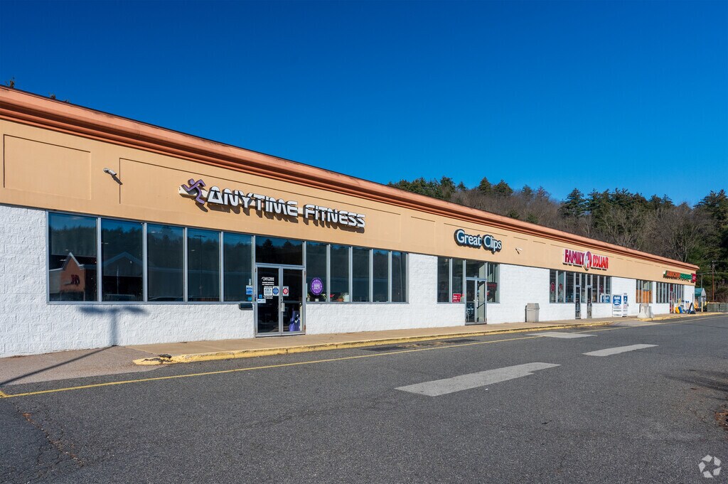 7 Southbridge Rd, Dudley, MA 01571