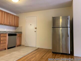 230 Babcock St Unit 4G, Brookline, MA 02446