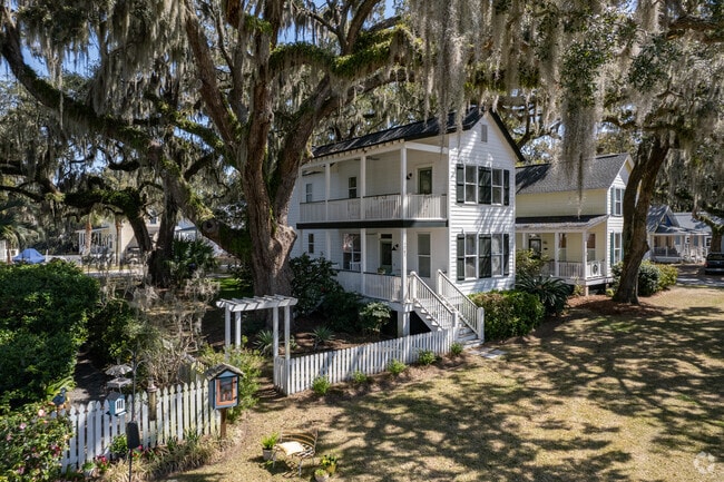 Mossy oak trees shade the historic Homes of Port Royal.