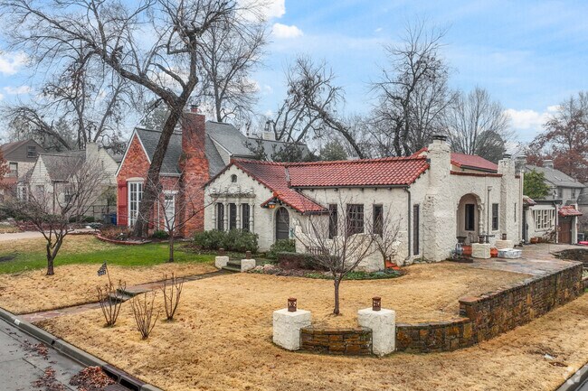 Mission style homes, bungalows, and stucco wrapped mansions can all be found in Maple Ridge.