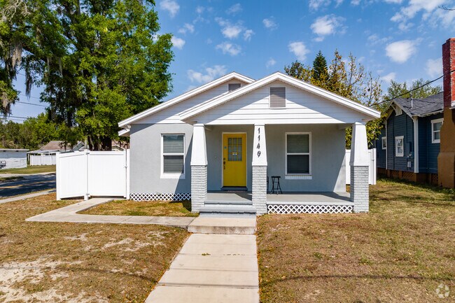 Many homes of Lake Beulah have front porches.