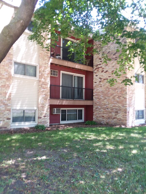 3246 Douglas Dr N Unit 203, Minneapolis, MN 55422