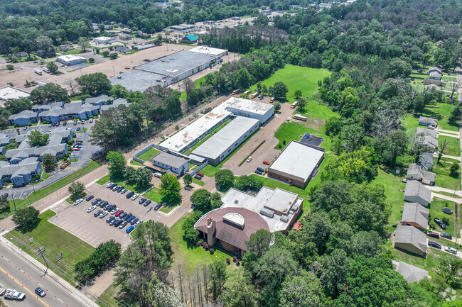 Reimagine Prep Middle School has a student to teacher ratio of 18 to 1.