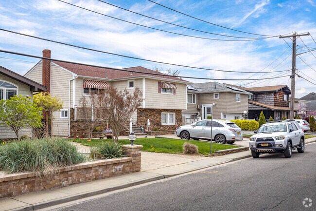 The streets of Harbor Isle are mostly lined with hi- ranch style homes.