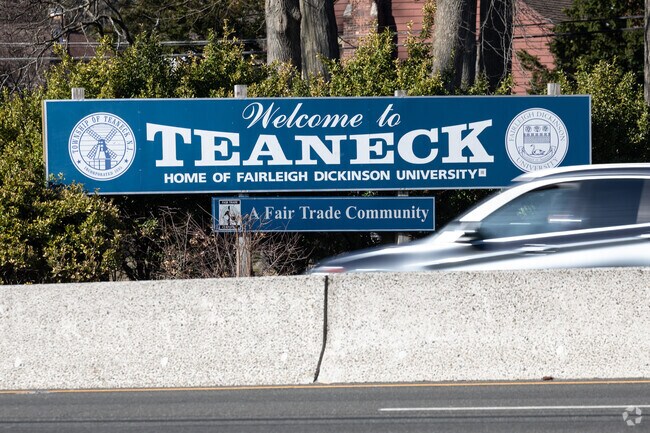 Sign welcoming people to Teaneck, NJ on Route 4.