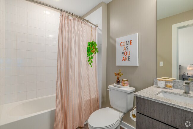 2BR, 2BA - 815SF - Bathroom