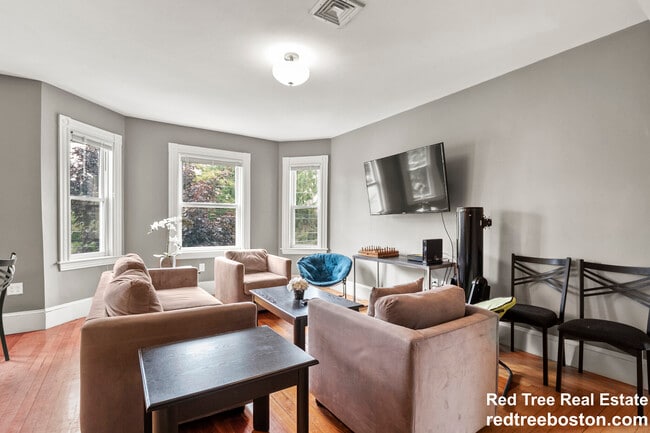 139 Adams St unit 5-bed 2-bathU2, Waltham, MA 02453 - photo 4