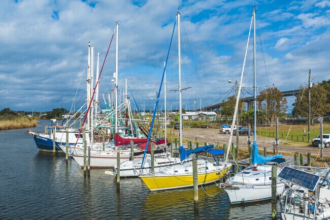 Grand View Marina is a great spot to dock the boat and enjoy marina life in Bayside.