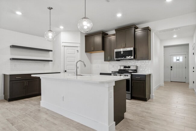 909 Aberdeen Ave, Carl Junction, MO 64834 - photo 2