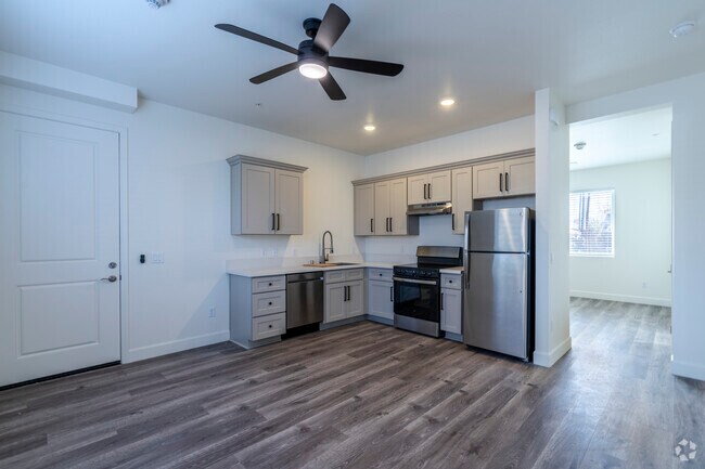 2BR, 2BA - 860SF - Kitchen