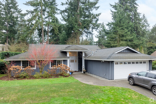 Mercer Island Estates features a variety of home styles, including larger Ranch style.