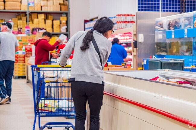 Super Cao Nguyen near Epworth provides a variety of Asian groceries for local residents.