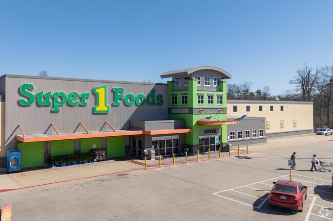 Super1Foods in Bastrop offers fresh produce and grroceries.