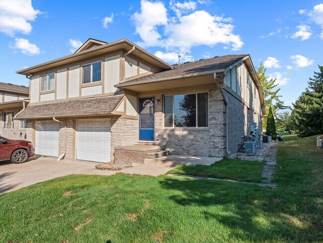 2 Bed / 2 Bath Sterling Heights Townhome - Awesome Home, even Better Location, Sterling Heights, MI 48312 - photo 5