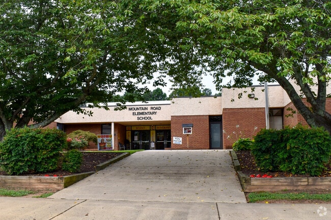 Mountain Road Elementary School provides education in the neighborhood of Waleska.