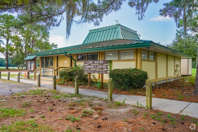 Lake Mayer Park is located near Mayfair.