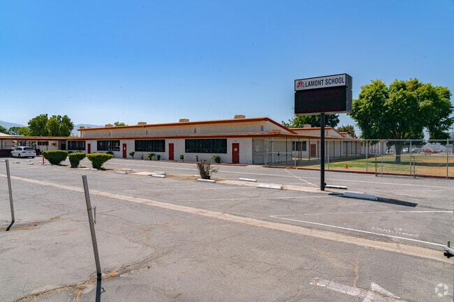 Lamont Elementary serves local students in Kern County.
