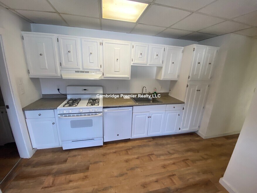 46 Almont St unit 3r, Medford, MA 02155 - photo 1