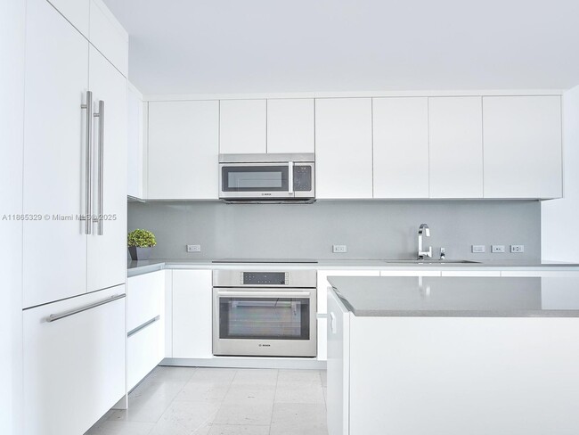 Reach Brickell City Centre unit 4110, Miami, FL 33131 - photo 3