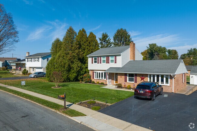 Rows of Split Level homes fill the residential streets of Stonybrook-Wilshire.