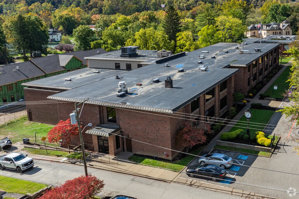 The Linsly School serves students in grades 5-12.