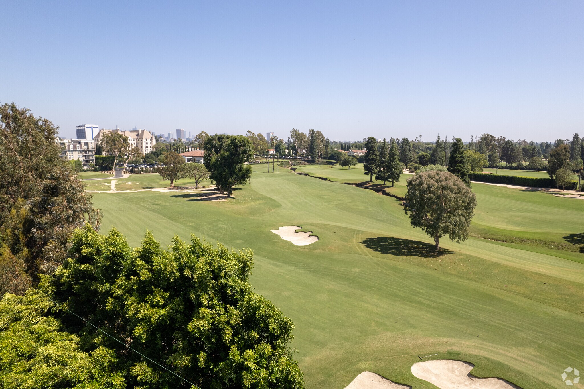 Wilshire Country Club: A prestigious haven for golf and leisure in Windsor Square.