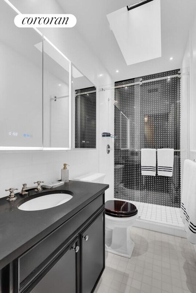 320 E 57th St, New York, NY 10022 - photo 5