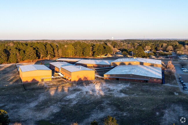 Mike Moses Elementary School has a 14:1 student to teacher ratio.