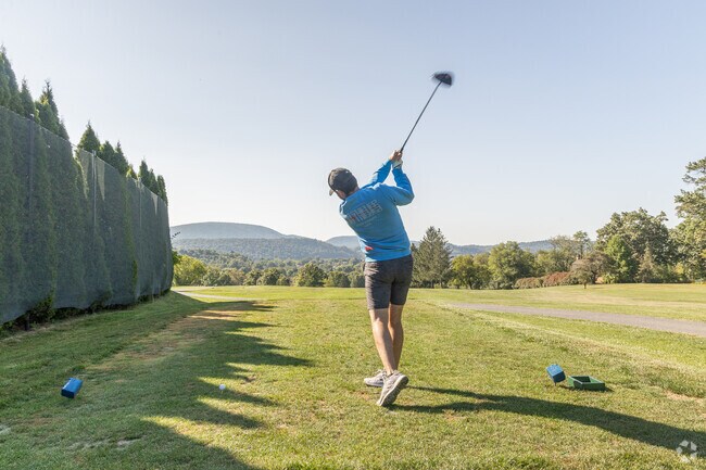 Park Hills Golf Club's members in Lakemont can participate in its leagues and events.
