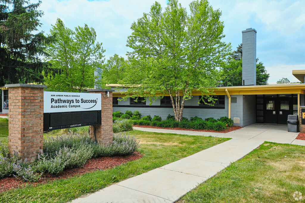 Pathways To Success offers a publicly available alternative option for students 9-12.