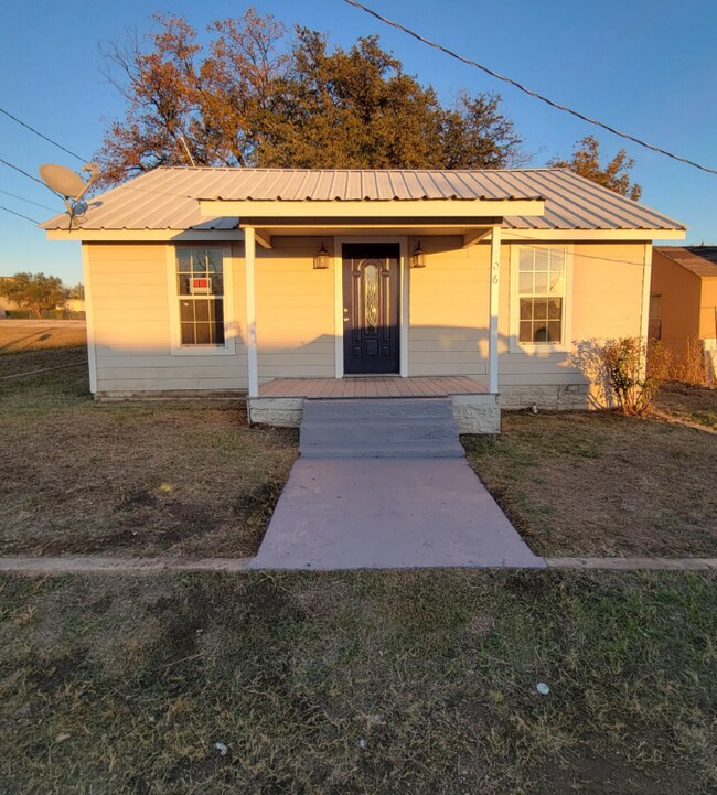 106 College St, Eden, TX 76837
