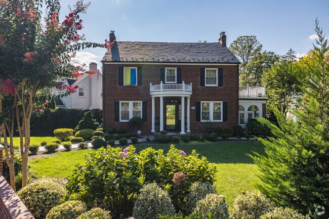 Federal houses are easily found around Kent.