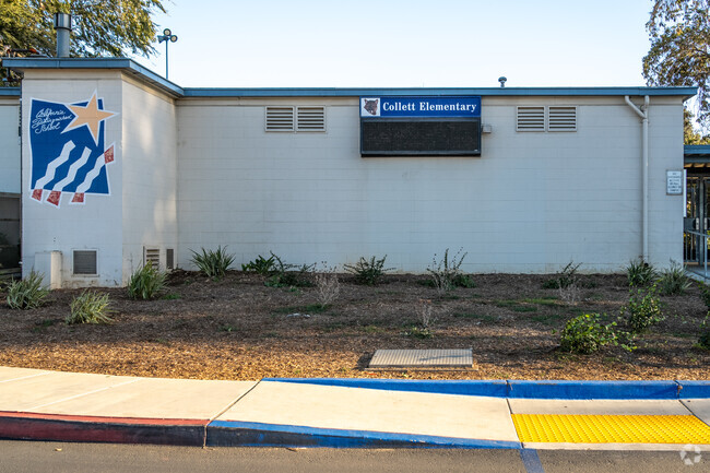 The signage of Collett Elementary School offers essential information and a warm welcome.