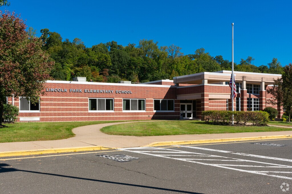Lincoln Park Elementary School provides education in the neighborhood of 
Lincoln Park.