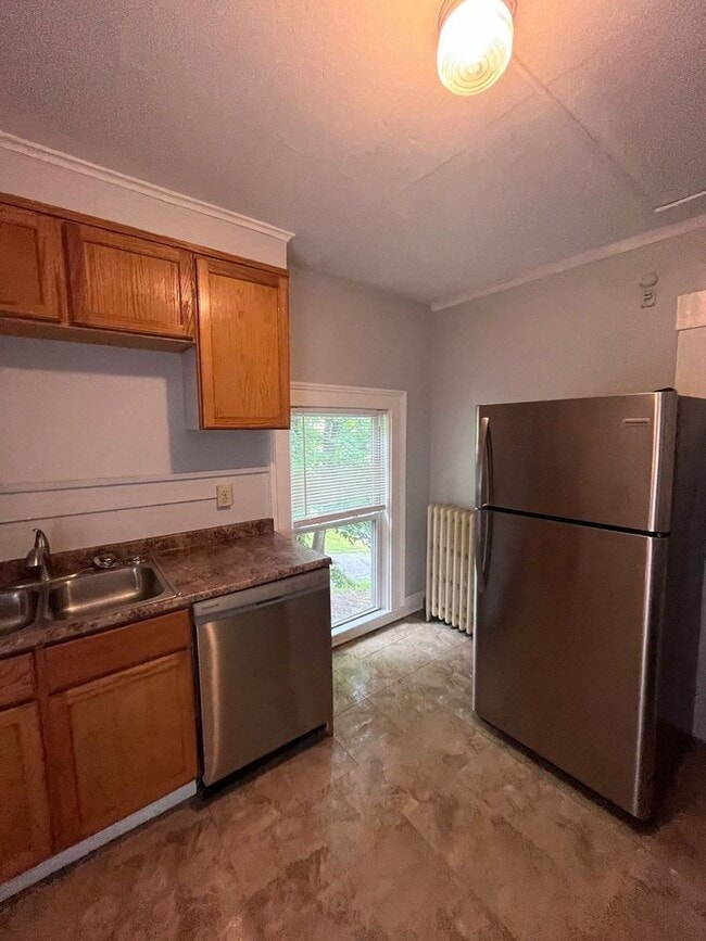 16 Pearl St, Springfield, VT 05156