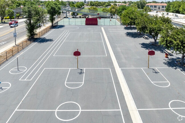 There are basketball courts at Los Banos Elementary School in Los Banos.