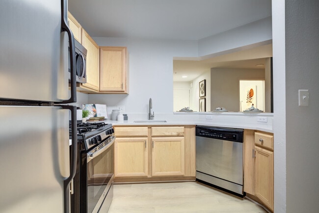 J Harbor Park at North Point, Reston, VA 20194 - photo 2