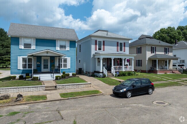 American Foursquare and Colonial Revival style homes are found throughout Newcomerstown.