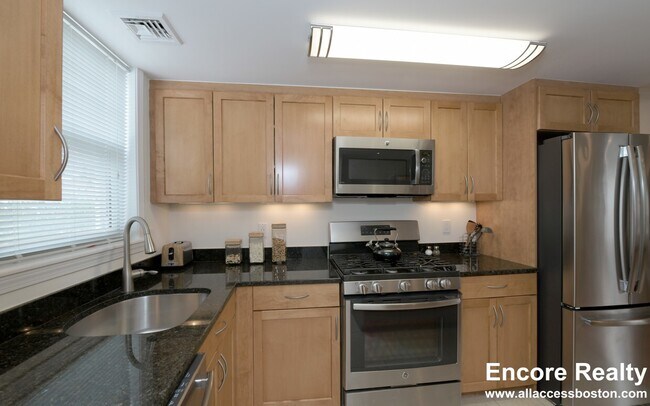561 Vfw Pkwy, Chestnut Hill, MA 02467 - photo 3