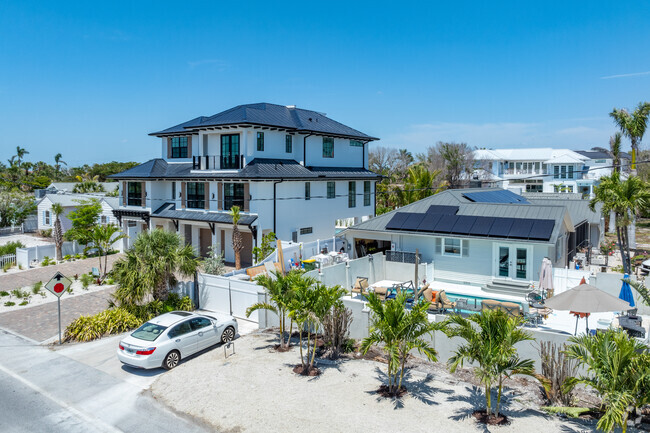 Many homes around Lido Key take advantage of the Florida with solar panels.
