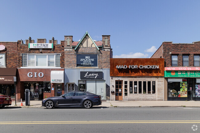 Broad Ave in Palisades Park, NJ is busy with shops and restaurants.