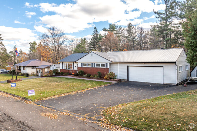 Larger ramblers with attached double car garages can be found in Smithville.