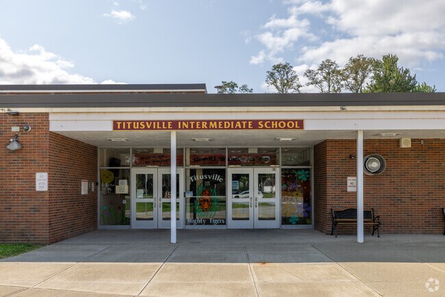 Titusville Intermediate School has a student-teacher ratio of 11 to 1.