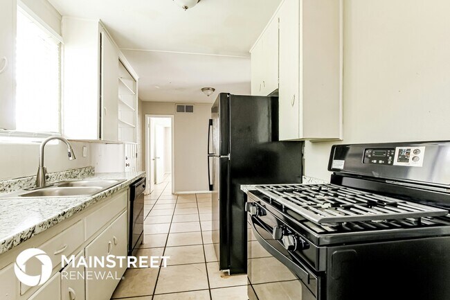 4212 N 47th Dr, Phoenix, AZ 85031 - photo 7